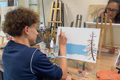 Miniature Location salle Nice (Alpes-Maritimes) - Galerie Joha #12 Des enfants peignent sur des chevalets lors d'une fête d'anniversaire décorée de ballons et de guirlandes.