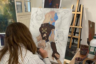 Miniature Location salle Nice (Alpes-Maritimes) - Galerie Joha #11 Des enfants peignent sur des chevalets lors d'une fête d'anniversaire décorée de ballons et de guirlandes.