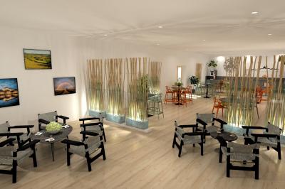 Façade illuminée du bâtiment Auxerrexpo de nuit, avec des visiteurs entrant et deux tracteurs exposés devant.