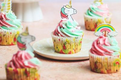 Assiette de fruits de mer variés avec moules, crevettes et quartiers de citron sur un lit de riz.