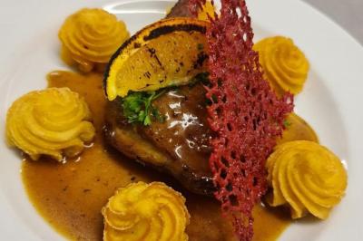 Assiette de fruits de mer variés avec moules, crevettes et quartiers de citron sur un lit de riz.