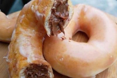Assiette de fruits de mer variés avec moules, crevettes et quartiers de citron sur un lit de riz.
