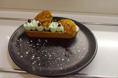 Assiette de fruits de mer variés avec moules, crevettes et quartiers de citron sur un lit de riz.