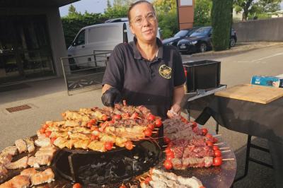 Assiette de fruits de mer variés avec moules, crevettes et quartiers de citron sur un lit de riz.