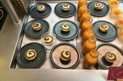 Assiette de fruits de mer variés avec moules, crevettes et quartiers de citron sur un lit de riz.