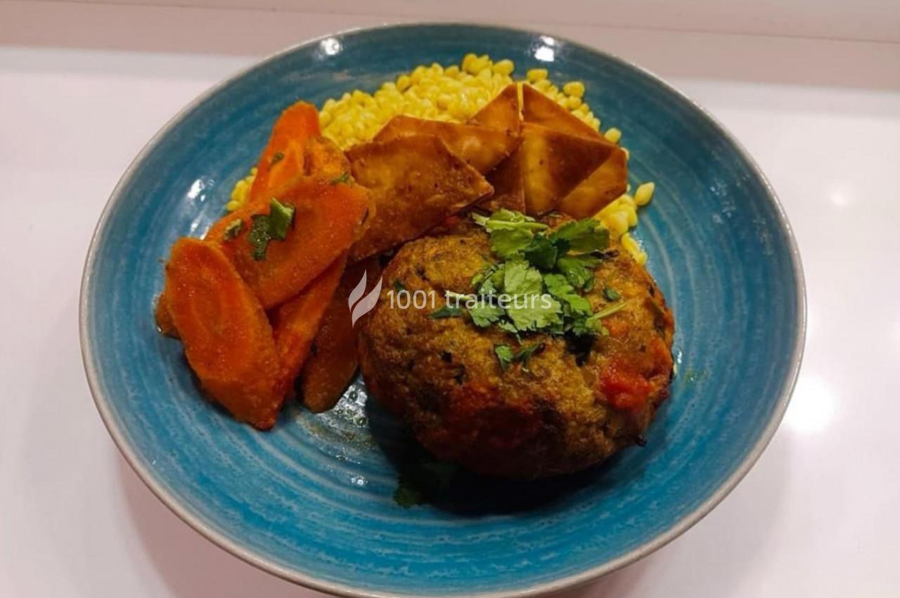Assiette contenant un steak végétal, des carottes rôties, des triangles de pain grillé et du maïs.