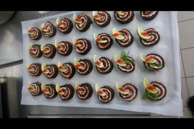 Assiette de fruits de mer variés avec moules, crevettes et quartiers de citron sur un lit de riz.