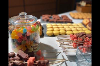 Assiette de fruits de mer variés avec moules, crevettes et quartiers de citron sur un lit de riz.
