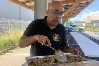 Assiette de fruits de mer variés avec moules, crevettes et quartiers de citron sur un lit de riz.