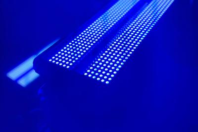 Enceintes de sonorisation empilées dans une configuration de type line array, partiellement couvertes par des housses.