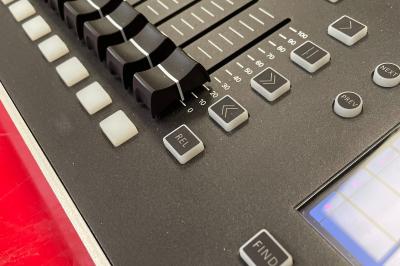 Enceintes de sonorisation empilées dans une configuration de type line array, partiellement couvertes par des housses.