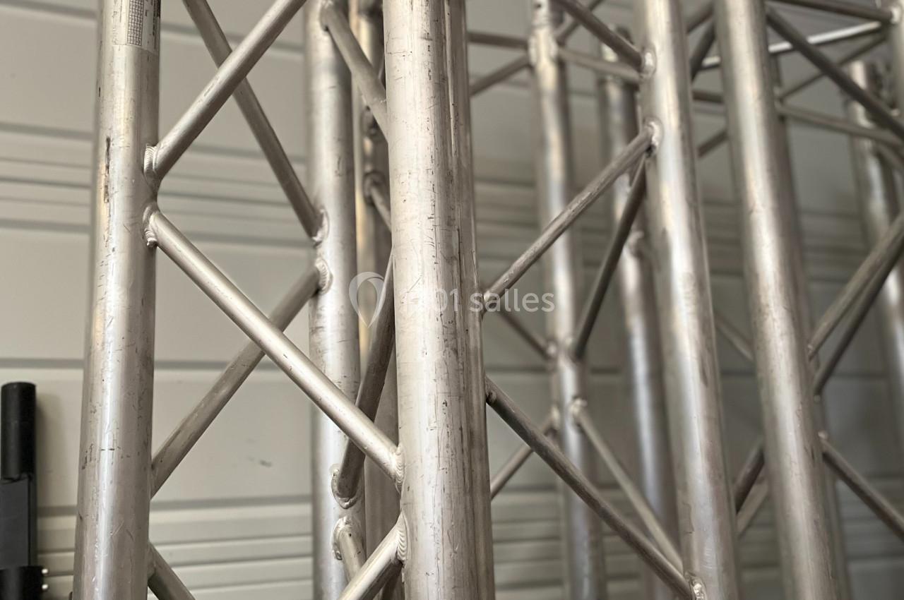 Structure métallique en aluminium composée de tubes et de croisillons, utilisée pour des montages ou supports.