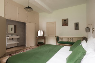 Miniature Location salle Villotran (Oise) - Au Vieux Château #21 Pelouse verdoyante entourée d'arbres sous un ciel dégagé, avec des pierres anciennes visibles au premier plan.