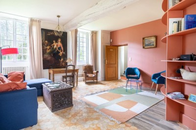Miniature Location salle Villotran (Oise) - Au Vieux Château #31 Pelouse verdoyante entourée d'arbres sous un ciel dégagé, avec des pierres anciennes visibles au premier plan.