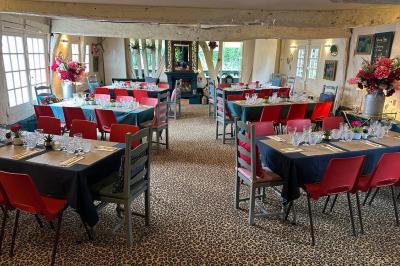 Plan d'un établissement avec terrasse, restaurant, bar, piste de danse, cuisine, véranda et espaces annexes.