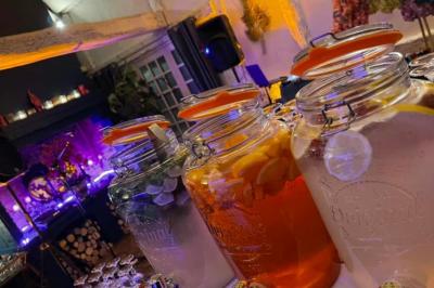 Plan d'un établissement avec terrasse, restaurant, bar, piste de danse, cuisine, véranda et espaces annexes.