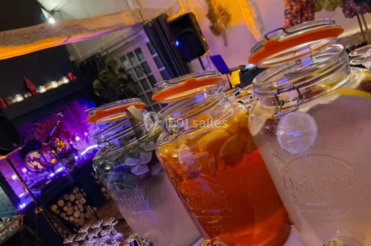 Distributeurs de boissons avec eau citronnée, infusion aux fruits et eau aromatisée, dans un décor chaleureux et lumineux.