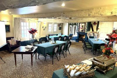 Plan d'un établissement avec terrasse, restaurant, bar, piste de danse, cuisine, véranda et espaces annexes.