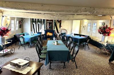 Plan d'un établissement avec terrasse, restaurant, bar, piste de danse, cuisine, véranda et espaces annexes.