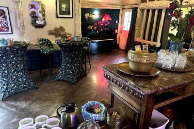 Plan d'un établissement avec terrasse, restaurant, bar, piste de danse, cuisine, véranda et espaces annexes.