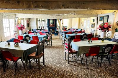 Plan d'un établissement avec terrasse, restaurant, bar, piste de danse, cuisine, véranda et espaces annexes.