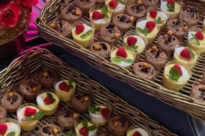 Plan d'un établissement avec terrasse, restaurant, bar, piste de danse, cuisine, véranda et espaces annexes.