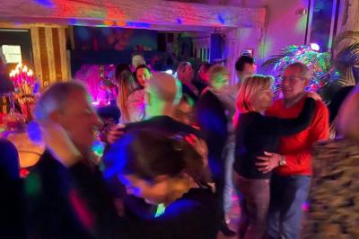 Plan d'un établissement avec terrasse, restaurant, bar, piste de danse, cuisine, véranda et espaces annexes.