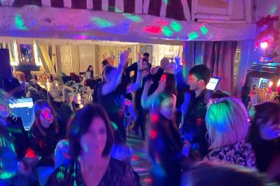 Plan d'un établissement avec terrasse, restaurant, bar, piste de danse, cuisine, véranda et espaces annexes.