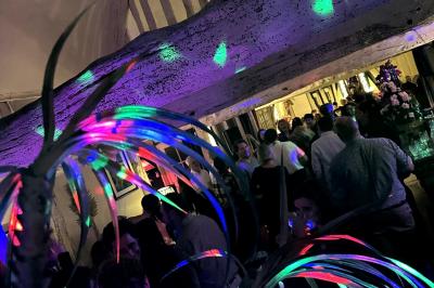 Plan d'un établissement avec terrasse, restaurant, bar, piste de danse, cuisine, véranda et espaces annexes.