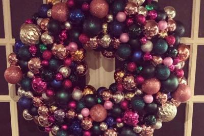 Plan d'un établissement avec terrasse, restaurant, bar, piste de danse, cuisine, véranda et espaces annexes.