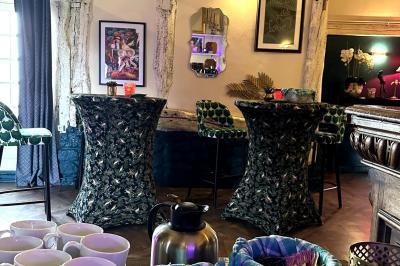 Plan d'un établissement avec terrasse, restaurant, bar, piste de danse, cuisine, véranda et espaces annexes.