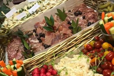 Plan d'un établissement avec terrasse, restaurant, bar, piste de danse, cuisine, véranda et espaces annexes.