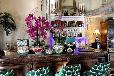 Plan d'un établissement avec terrasse, restaurant, bar, piste de danse, cuisine, véranda et espaces annexes.