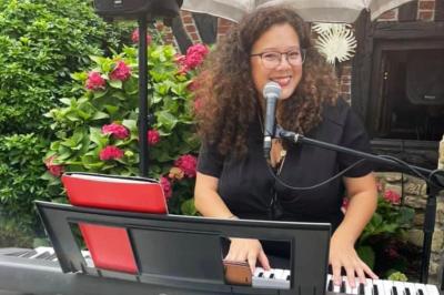 Plan d'un établissement avec terrasse, restaurant, bar, piste de danse, cuisine, véranda et espaces annexes.