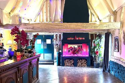 Plan d'un établissement avec terrasse, restaurant, bar, piste de danse, cuisine, véranda et espaces annexes.