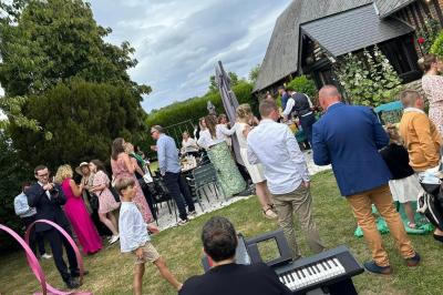 Plan d'un établissement avec terrasse, restaurant, bar, piste de danse, cuisine, véranda et espaces annexes.