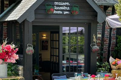 Plan d'un établissement avec terrasse, restaurant, bar, piste de danse, cuisine, véranda et espaces annexes.