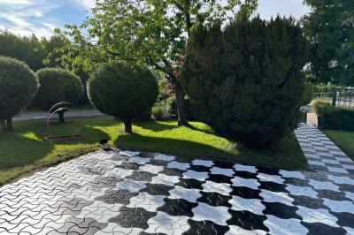 Plan d'un établissement avec terrasse, restaurant, bar, piste de danse, cuisine, véranda et espaces annexes.