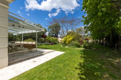 Plan 3D d'une villa avec plusieurs vues détaillées des espaces intérieurs, présenté sur un fond illustrant la façade…