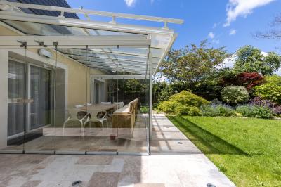 Plan 3D d'une villa avec plusieurs vues détaillées des espaces intérieurs, présenté sur un fond illustrant la façade…