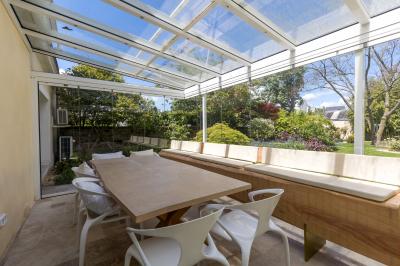 Plan 3D d'une villa avec plusieurs vues détaillées des espaces intérieurs, présenté sur un fond illustrant la façade…