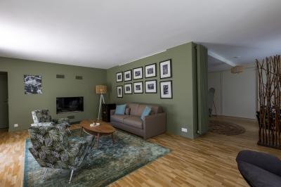 Plan 3D d'une villa avec plusieurs vues détaillées des espaces intérieurs, présenté sur un fond illustrant la façade…