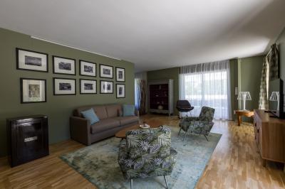 Plan 3D d'une villa avec plusieurs vues détaillées des espaces intérieurs, présenté sur un fond illustrant la façade…