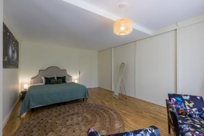 Plan 3D d'une villa avec plusieurs vues détaillées des espaces intérieurs, présenté sur un fond illustrant la façade…