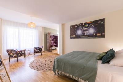 Plan 3D d'une villa avec plusieurs vues détaillées des espaces intérieurs, présenté sur un fond illustrant la façade…