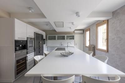 Plan 3D d'une villa avec plusieurs vues détaillées des espaces intérieurs, présenté sur un fond illustrant la façade…