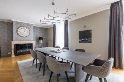 Plan 3D d'une villa avec plusieurs vues détaillées des espaces intérieurs, présenté sur un fond illustrant la façade…