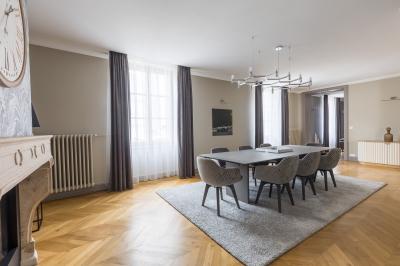 Plan 3D d'une villa avec plusieurs vues détaillées des espaces intérieurs, présenté sur un fond illustrant la façade…