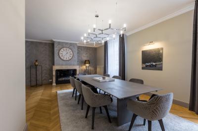 Plan 3D d'une villa avec plusieurs vues détaillées des espaces intérieurs, présenté sur un fond illustrant la façade…