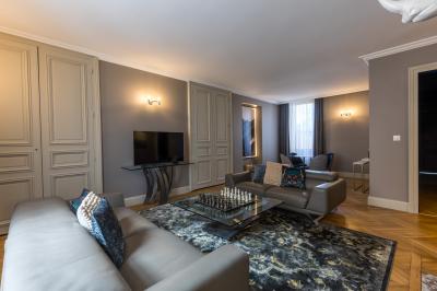 Plan 3D d'une villa avec plusieurs vues détaillées des espaces intérieurs, présenté sur un fond illustrant la façade…